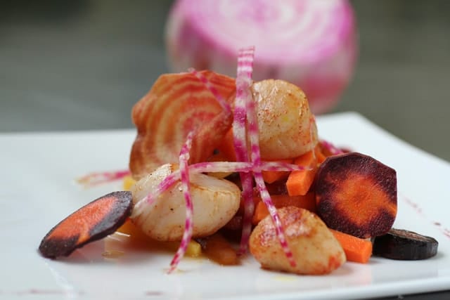 Coquilles Saint- Jacques, au Garam Massala, déclinaison de betterave et carottes anciennes