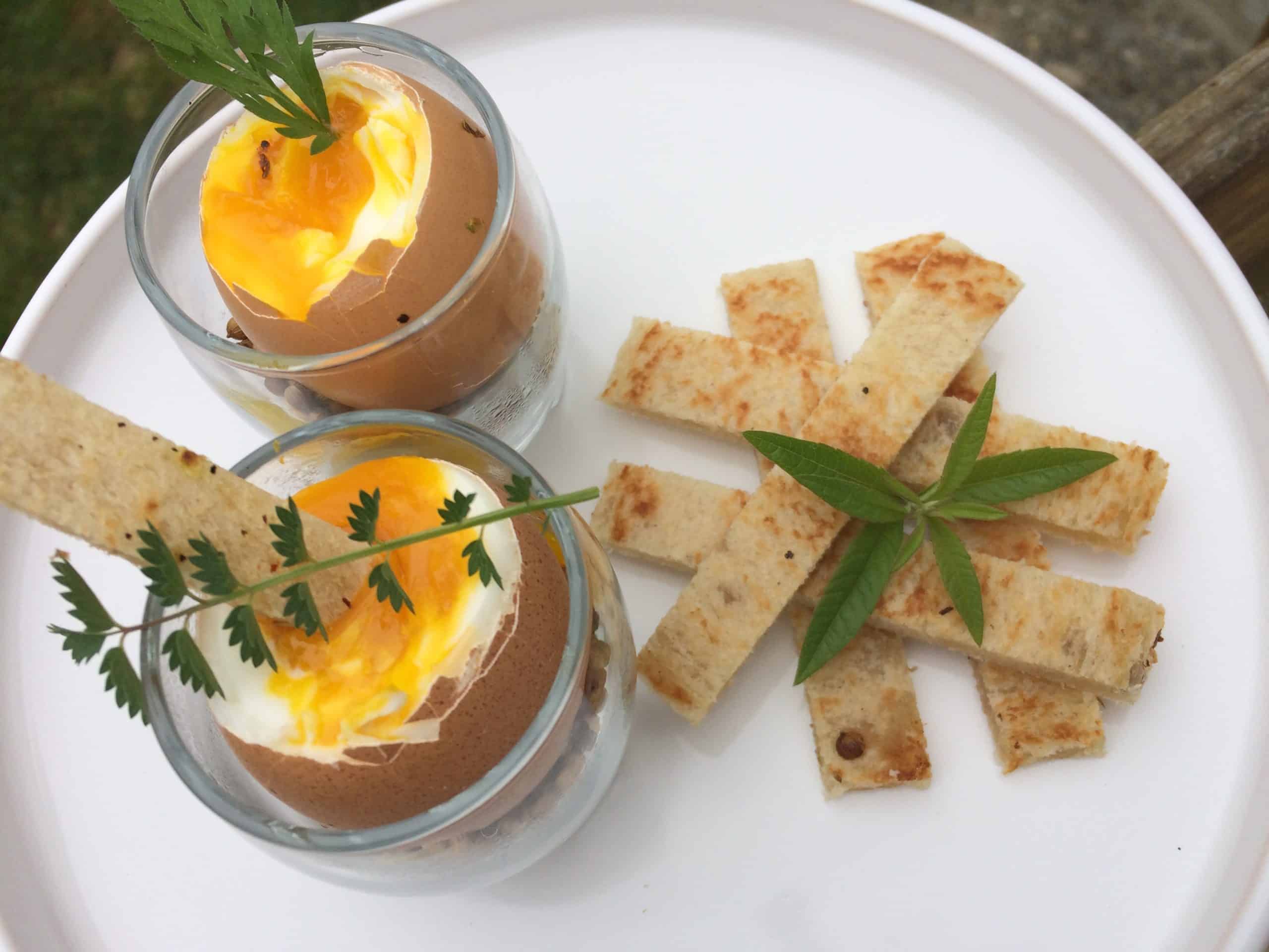 Œuf à la coque, mouillettes gingembre coriandre