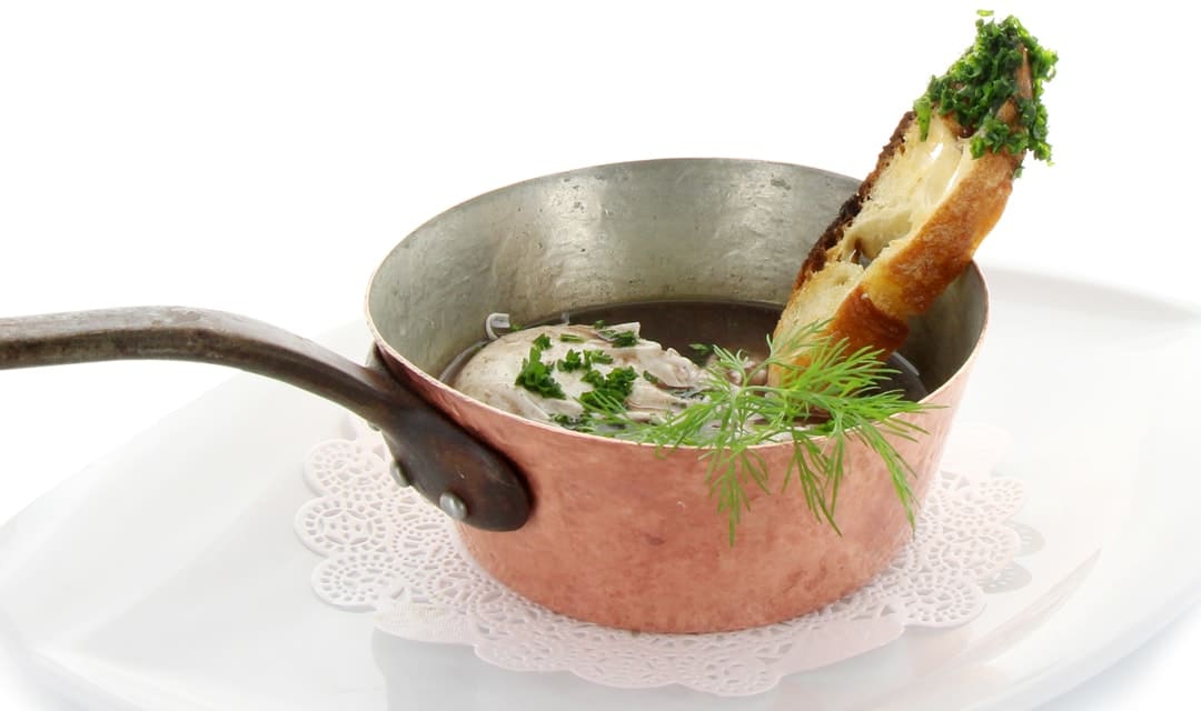 Petite cocotte d’œufs en meurette à la Bourguignonne