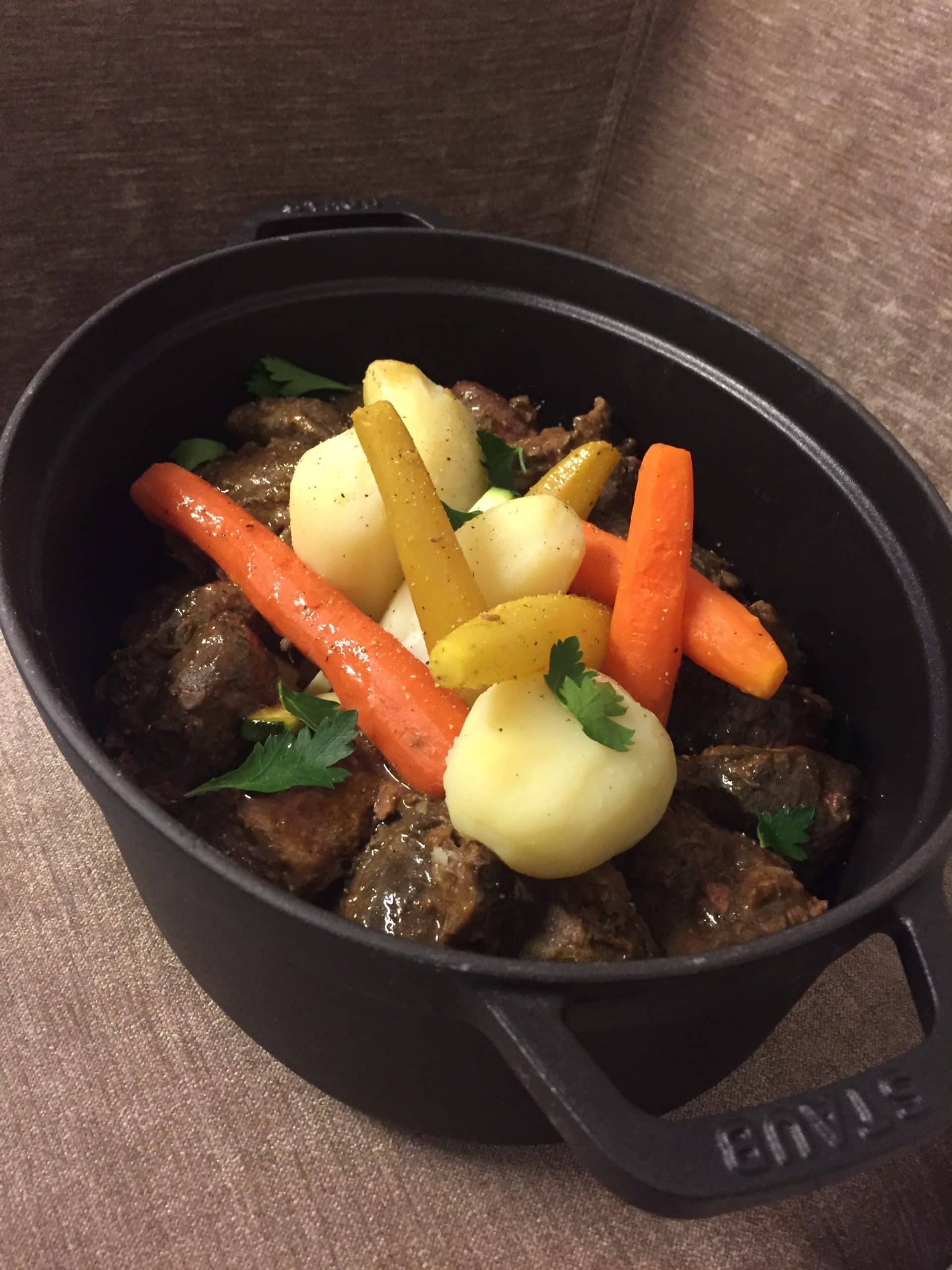 Joues de bœuf pochées à la bière brune et légumes d’hiver