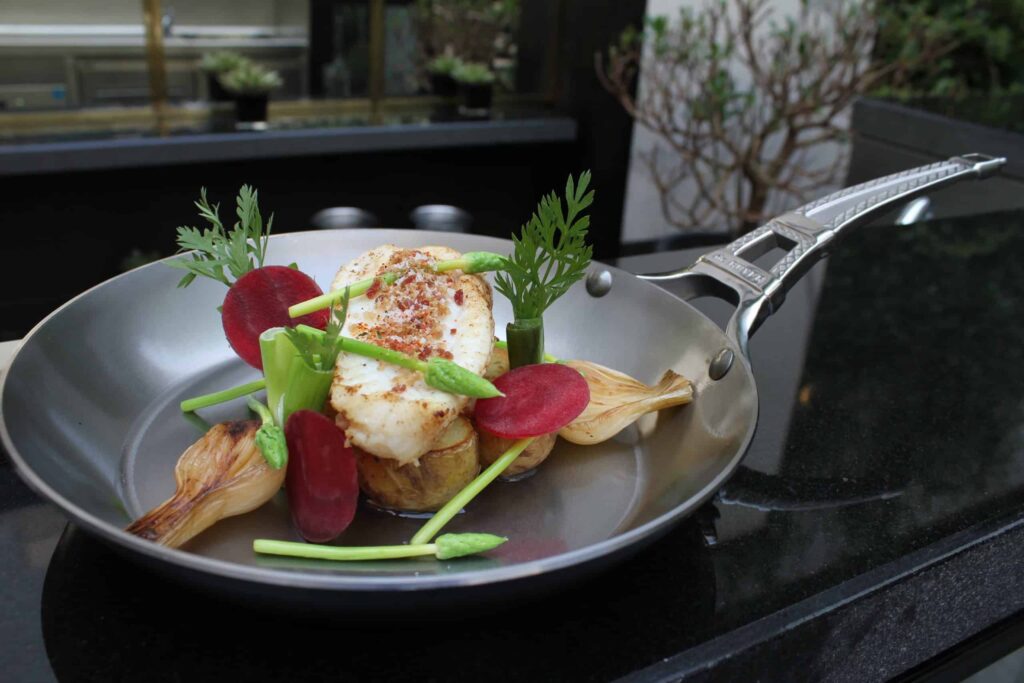 Lotte de petits bateaux à partager, condiments moutarde-miel, pommes de terre de Noirmoutier et légumes printaniers