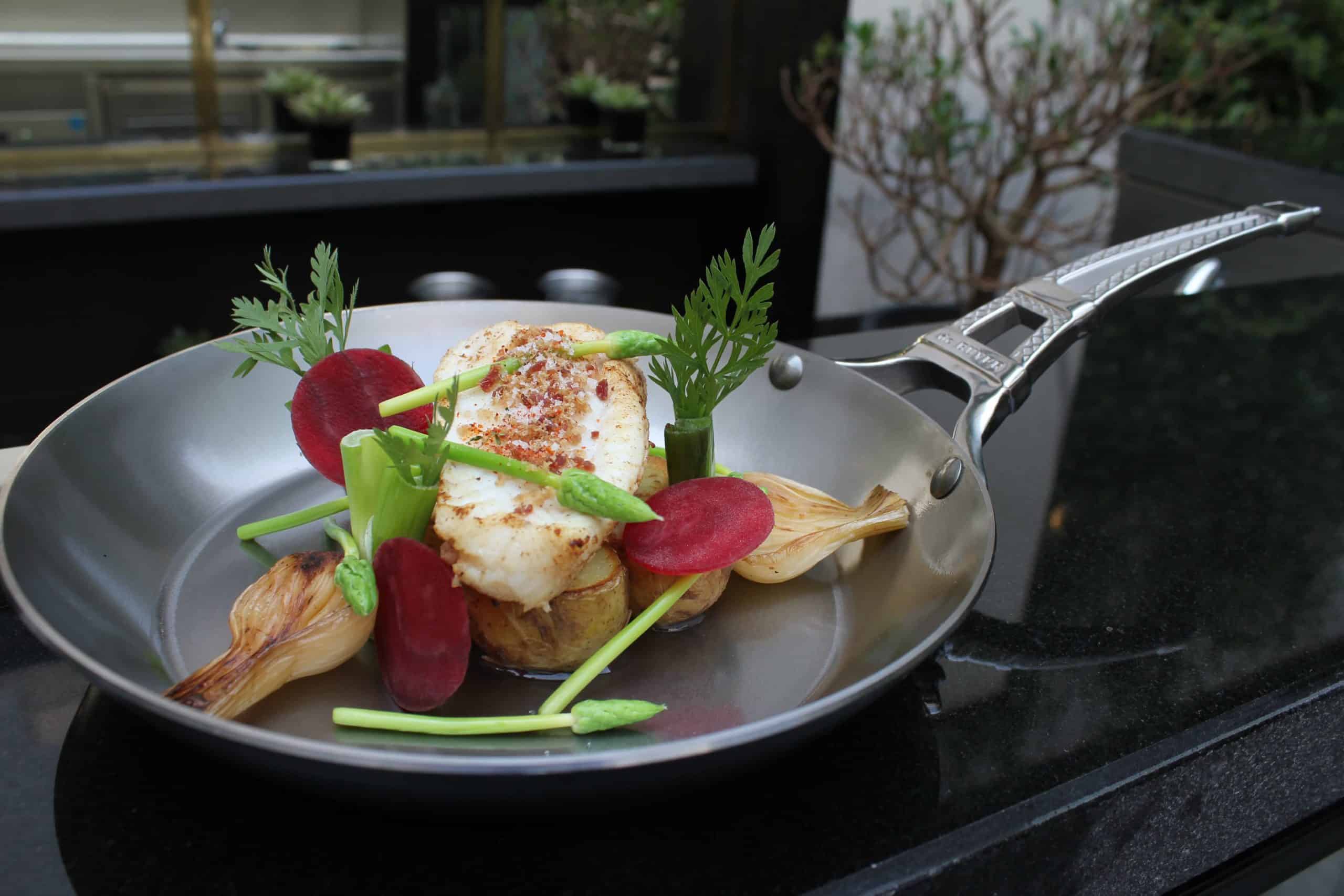 Lotte de petits bateaux à partager, condiments moutarde-miel, pommes de terre de Noirmoutier et légumes printaniers