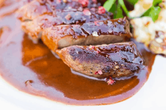 Magret de canard aux framboises, pommes sautées, persillade