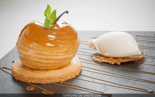 Pomme caramélisée au beurre salé et biscuit sablé