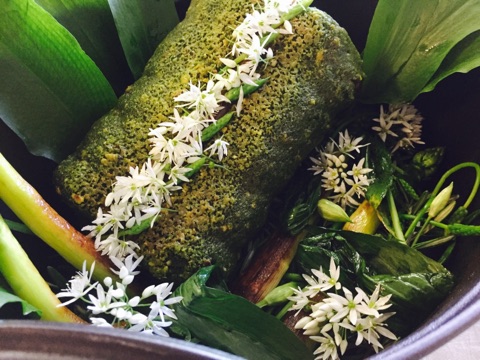 Selle d’agneau rôtie en cocotte, saveurs à l’ail des ours, jeunes carottes étuvées, asperges de Roques-Hautes rôties