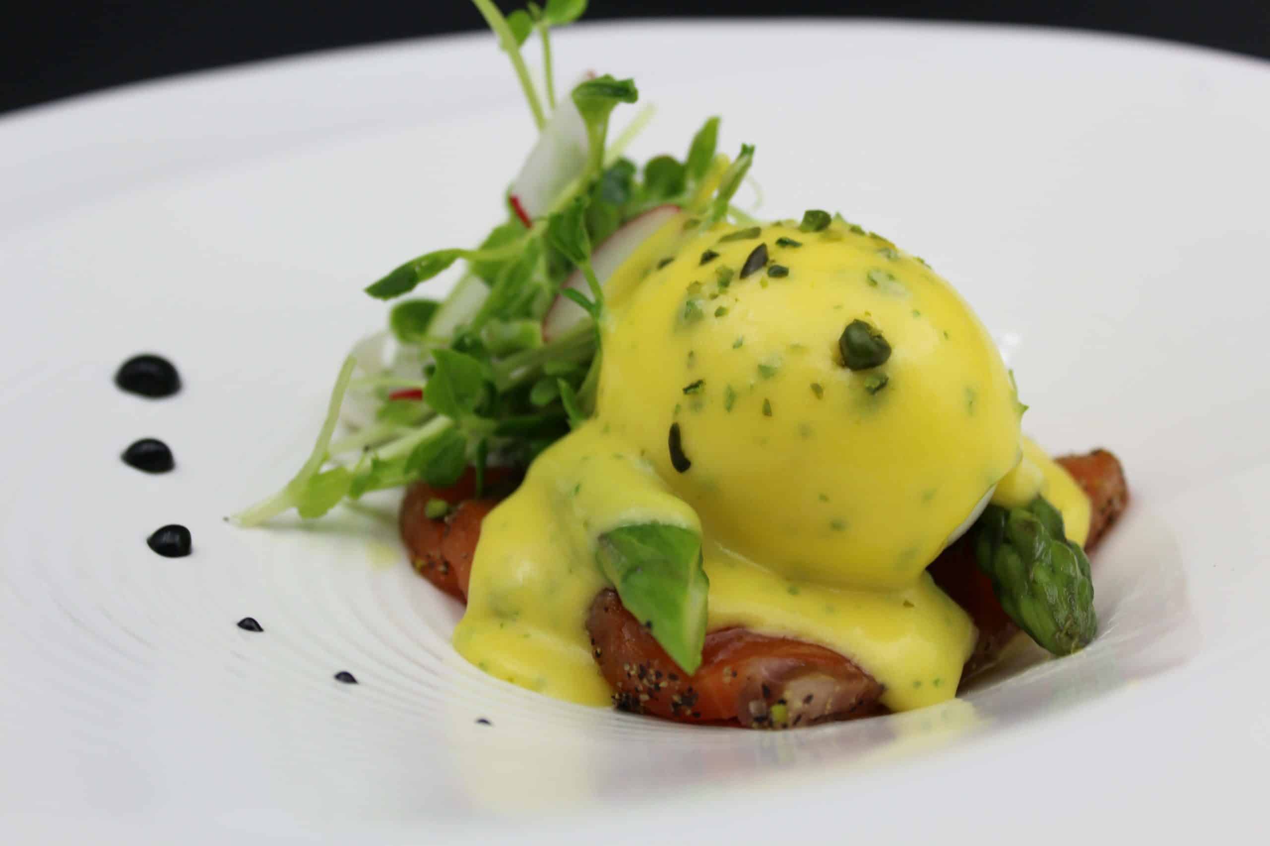 Œuf parfait aux asperges et saumon confit, sauce béarnaise au Gombawa et pistaches