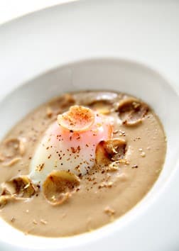 Crème et copeaux de châtaigne, râpé de Raifort et jaune d’Œuf parfait