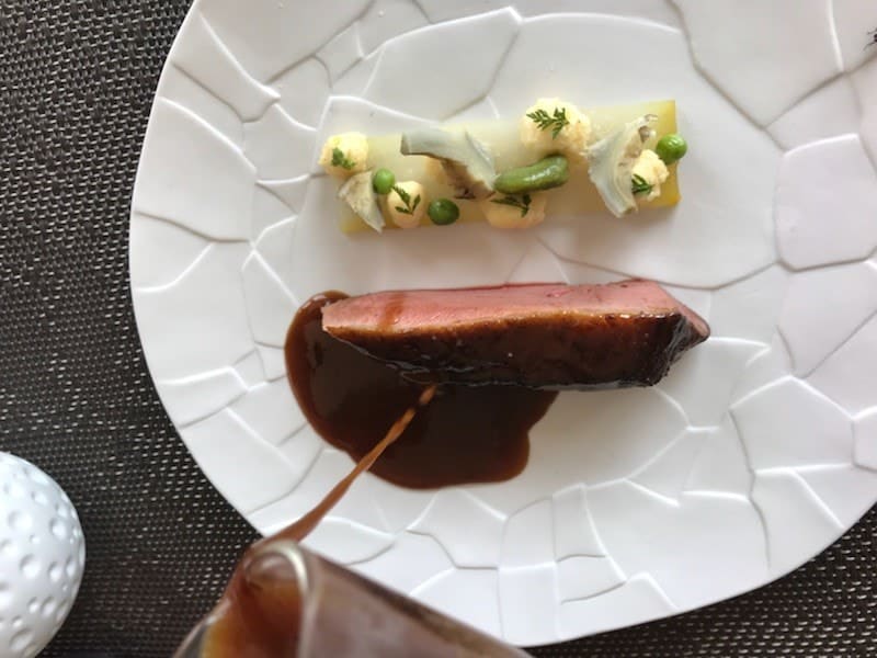 Magret de canard cuit rosé, puis laqué aux bourgeons de sapin, pressé de céleris et légumes du moment