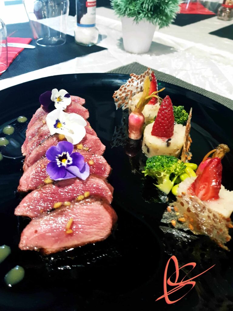 Magret de canard rôti, laqué miel gingembre, écrasé de Pommes de Terre aux olives et huile de truffes, fraises rôties au thym citron et radis confits