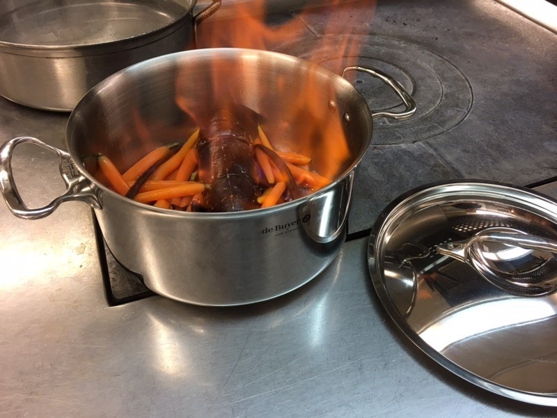 Homard bleu rôti et flambé en casserole, aux carottes fane à la vanille Bourbon