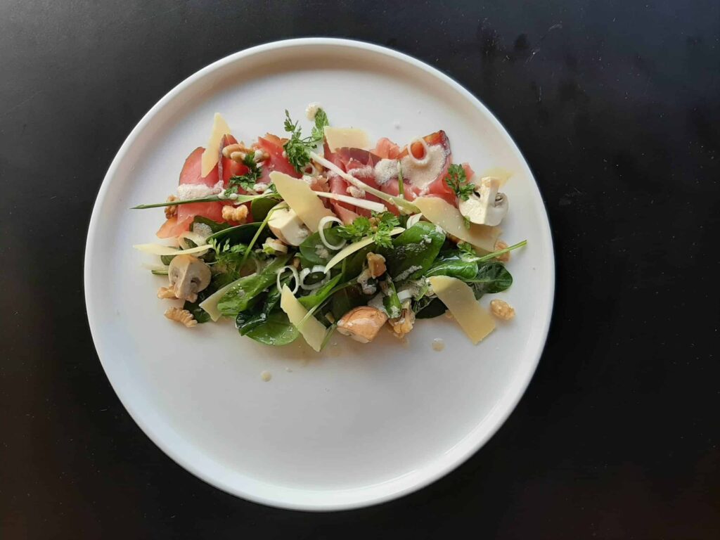 Carpaccio de Brési, et pousses d’épinards