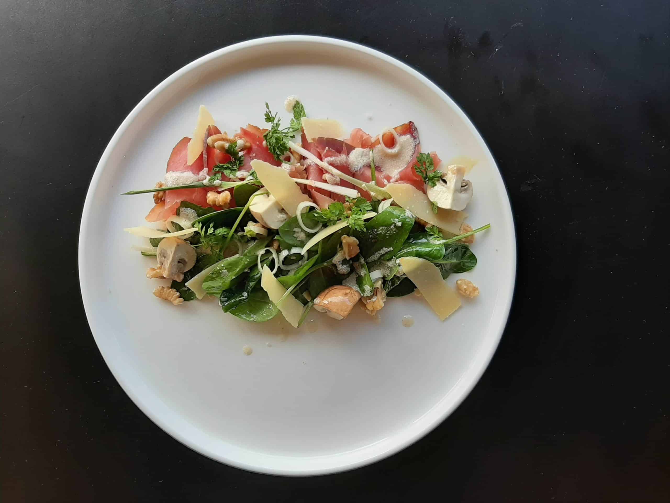 Carpaccio de Brési, et pousses d’épinards