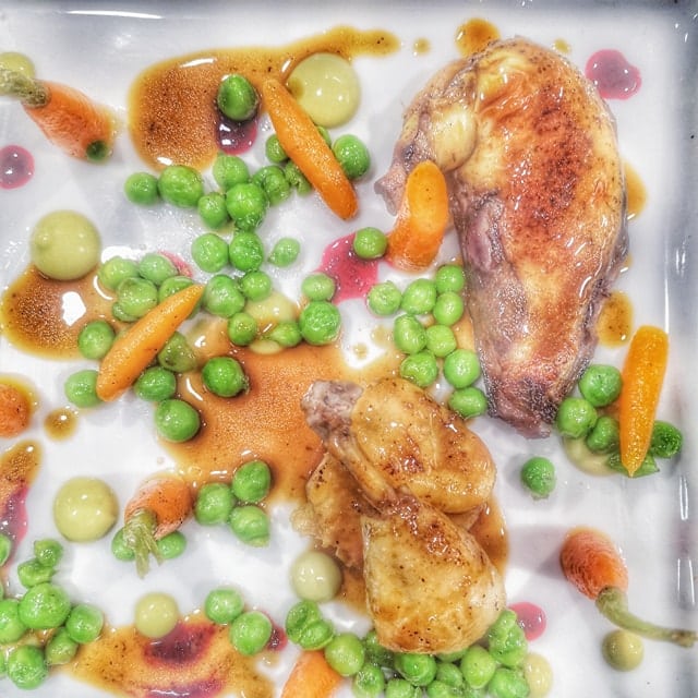 ½ coquelet en 2 cuissons, « tout » petits pois carottes, condiment de cosses et jus de viande