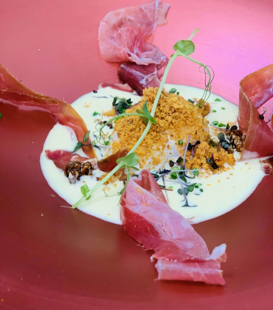 Œuf Parfait à la crème de maïs, crumble de chorizo ibérique, jambon noir de Bigorre
