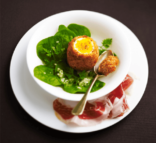 Œuf de poule fris au pain d’épices, copeaux de jambon « Pata Negra », vinaigrette d’herbes