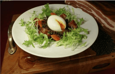 Œuf mollet, lentilles vertes aux lardons