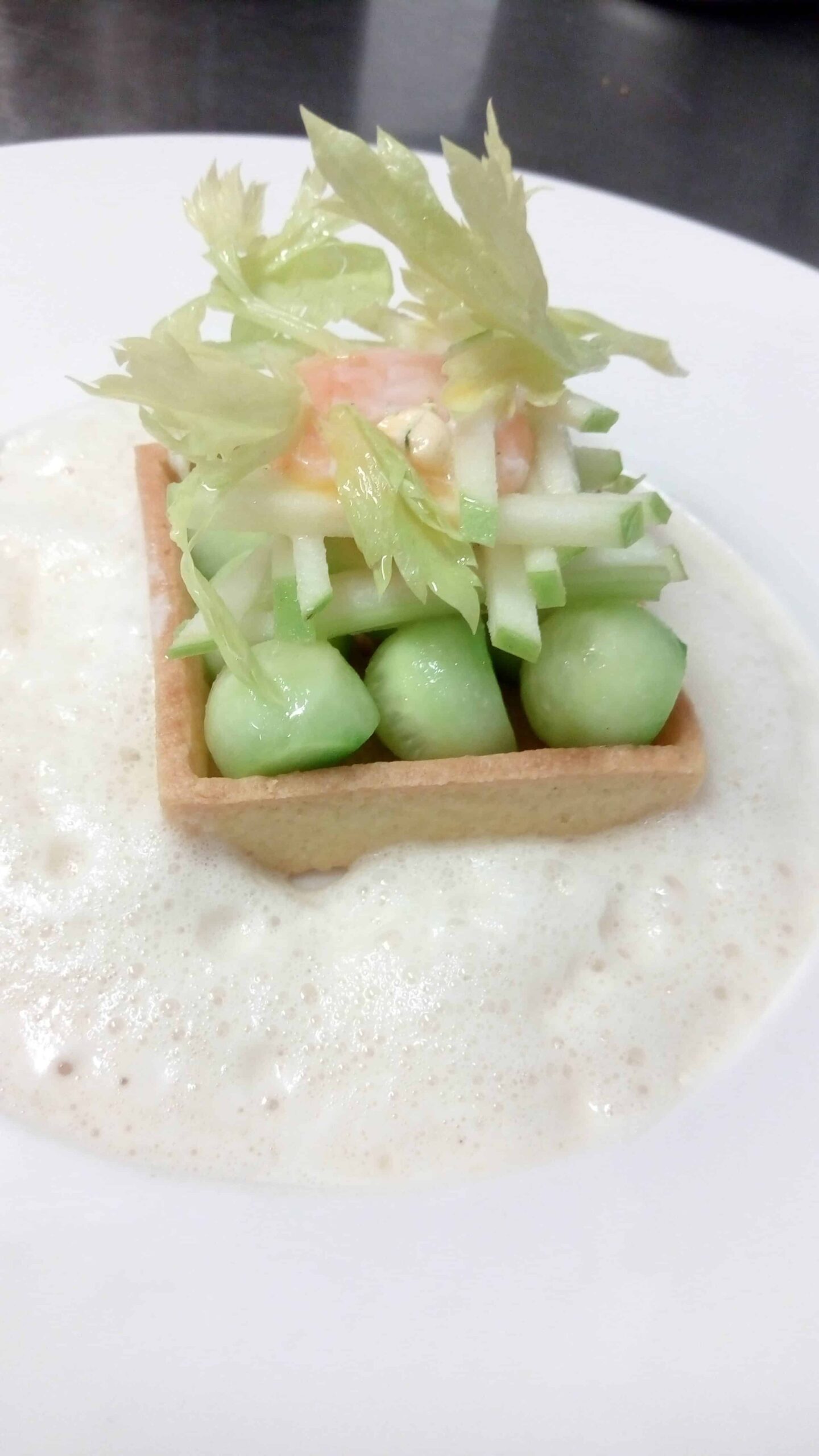 Jaune d’œuf bio du jour confit au vinaigre de Reims, tartelette de concombre givré, céleri branche et pomme Granny, émulsion au thé