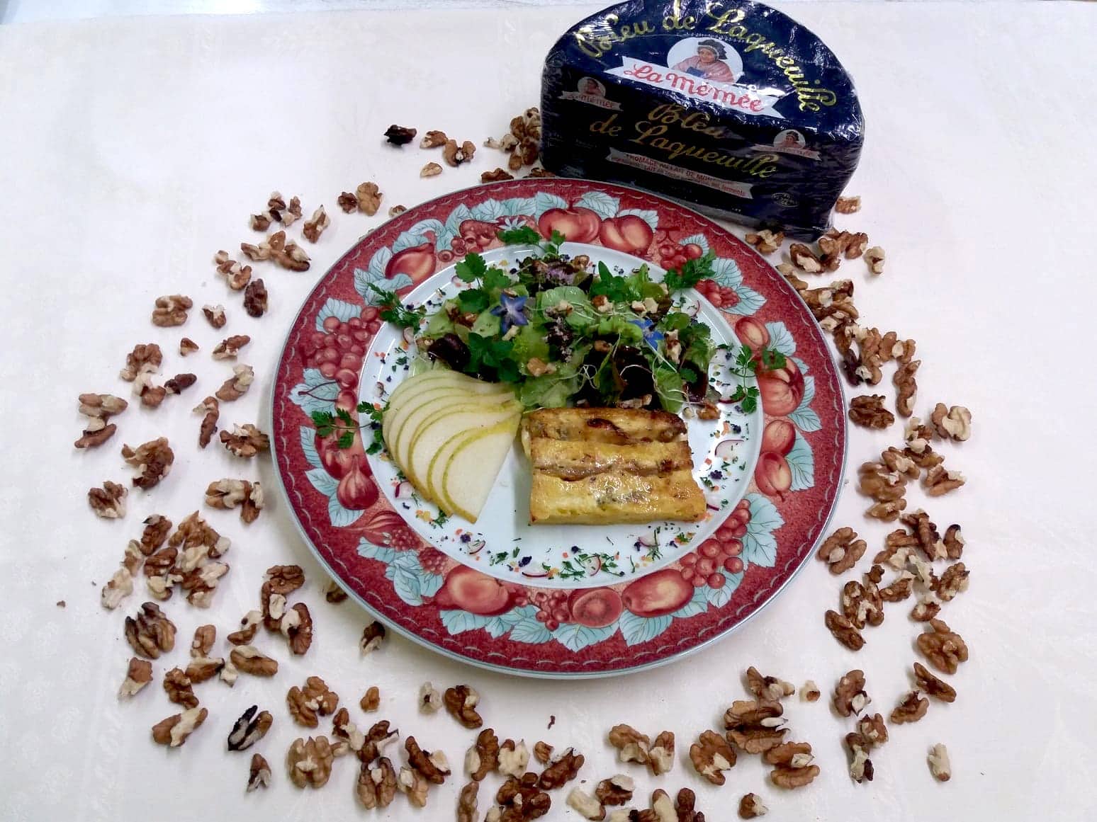 Pain perdu auvergnat au Bleu de Laqueuille et aux poires, salade et herbes franches