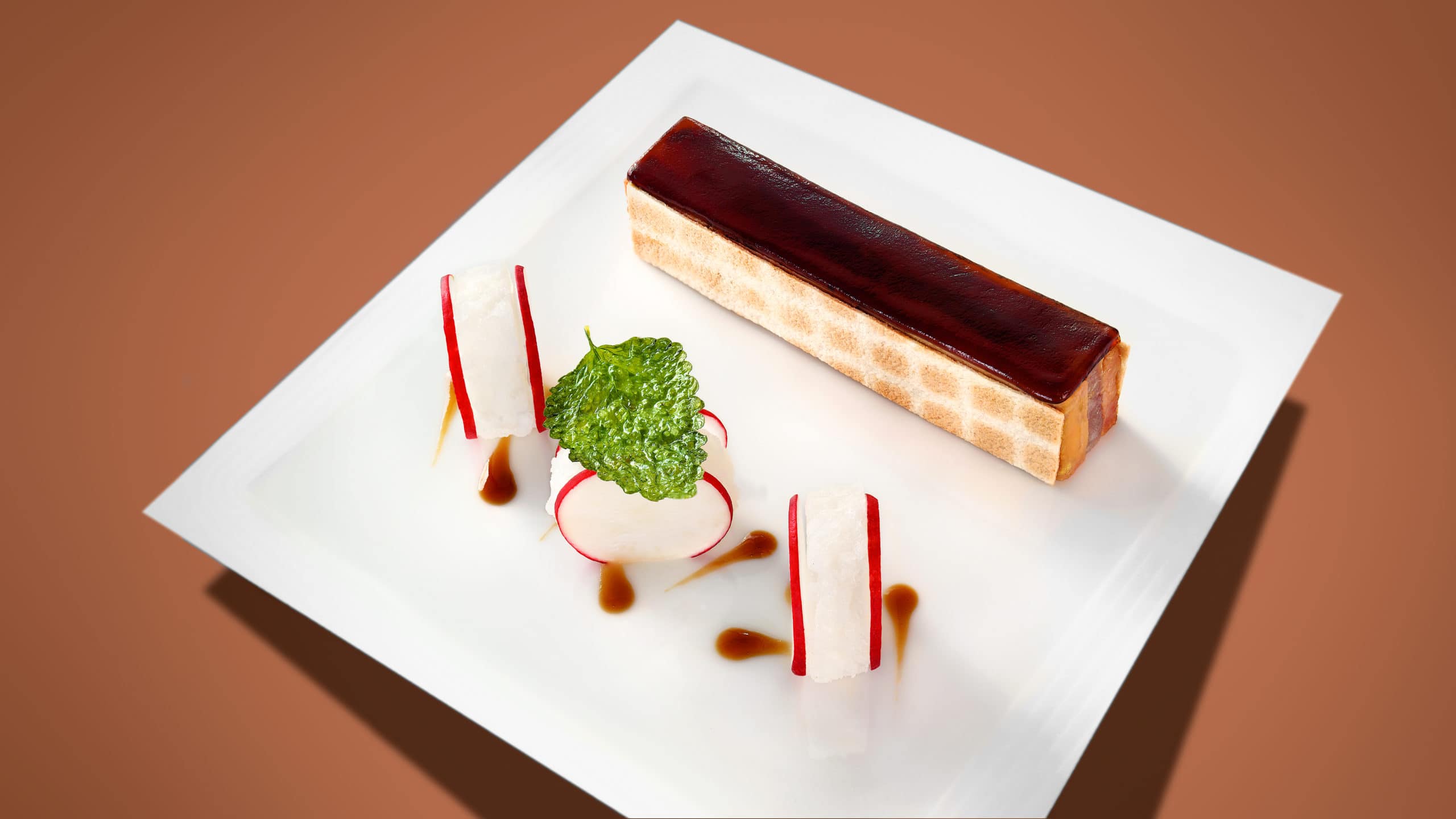 Marbré de foie gras et fera fumé, maki de radis roses au soja-gingembre