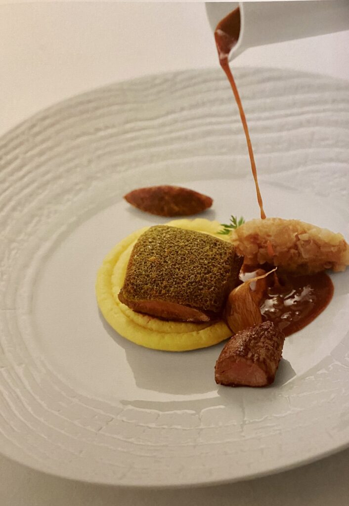 Carré d’agneau en croute d’herbes, polenta, salsifis au jus, ail en chemise, dattes Medjoul et jus d’agneau