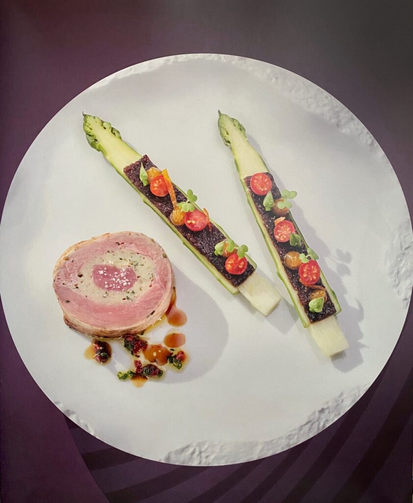 Agneau de lait des Pyrénées, à la sarriette, pieds d’agneau et asperges de Roques-Hautes, kumquats