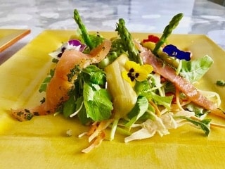 Florilège du jardin à la rhubarbe et saumon mariné