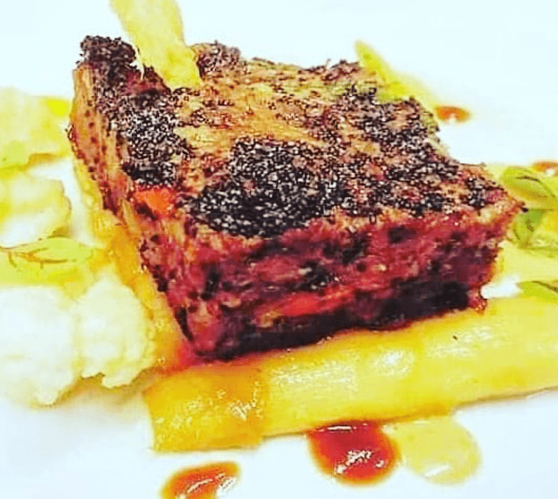 Pressé de veau pané au sésame, rhubarbe confite, vinaigrette tiède d’hibiscus