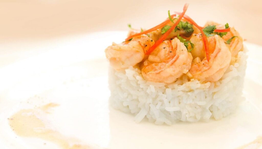 Gambas au lait de coco, riz étuvé à la badiane et compotée de pommes