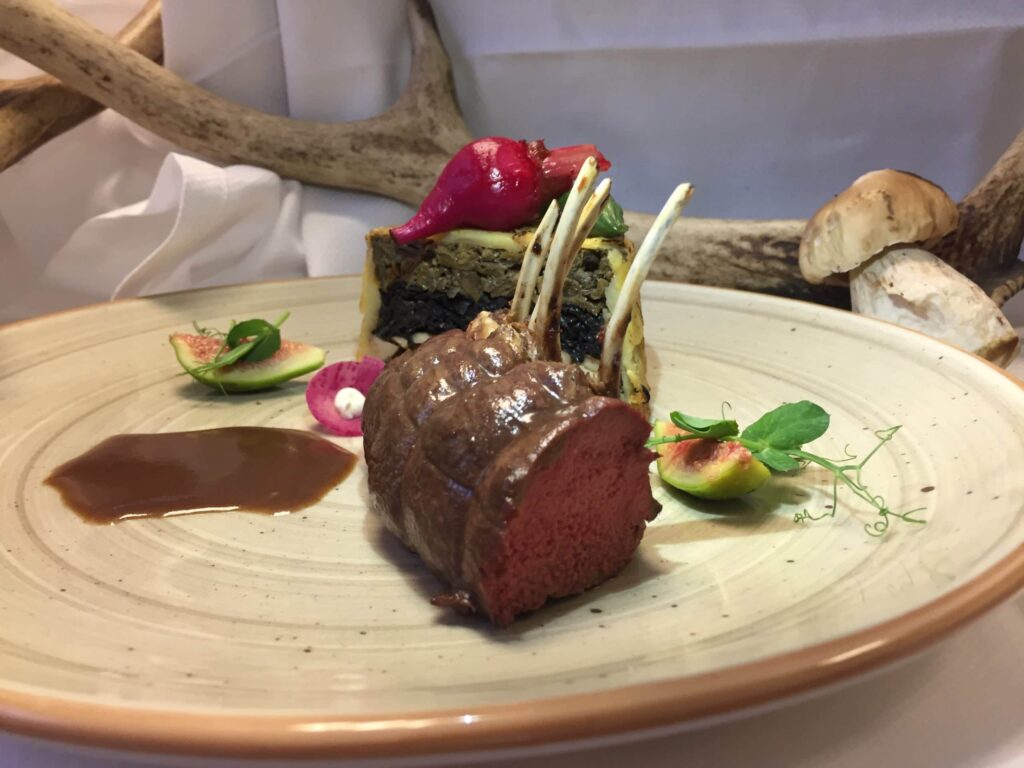 Carré de chevreuil, gâteau de pommes de terre Juliette de la Maison Bayard et champignons du moment
