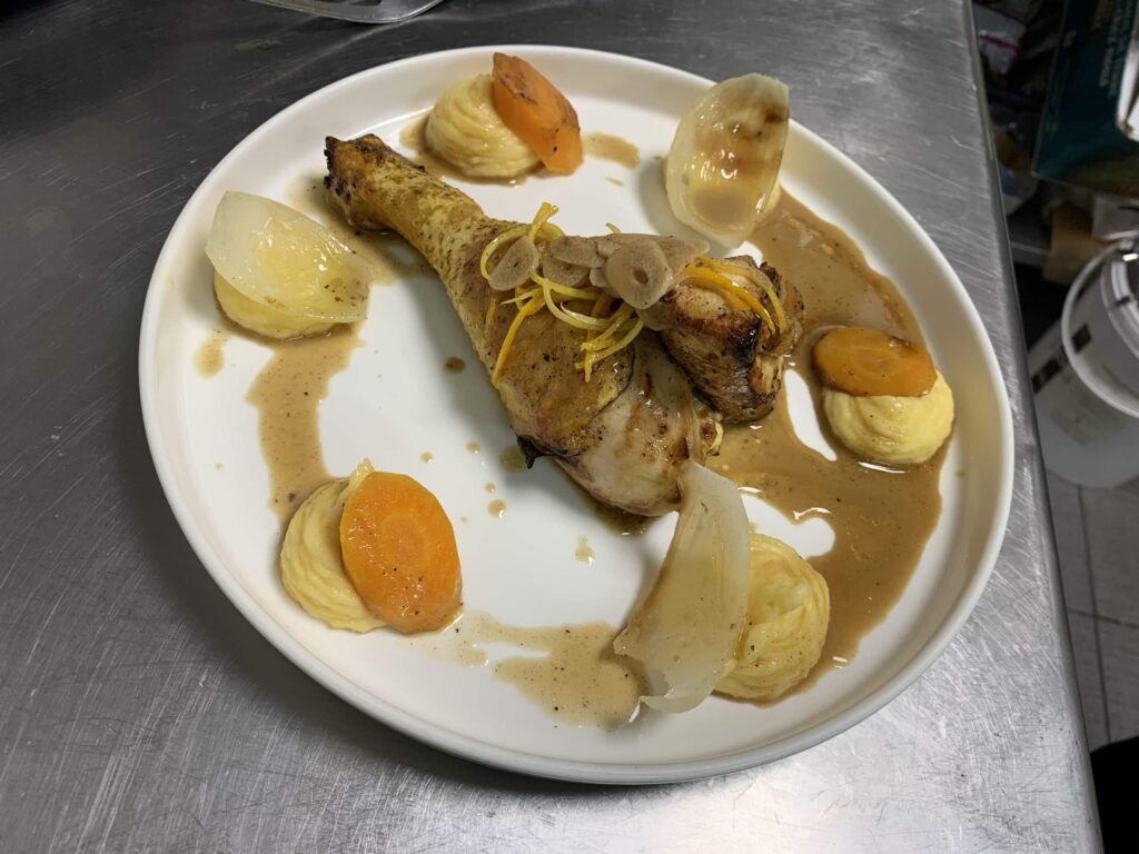 Chapon aux agrumes, purée de légumes oubliés