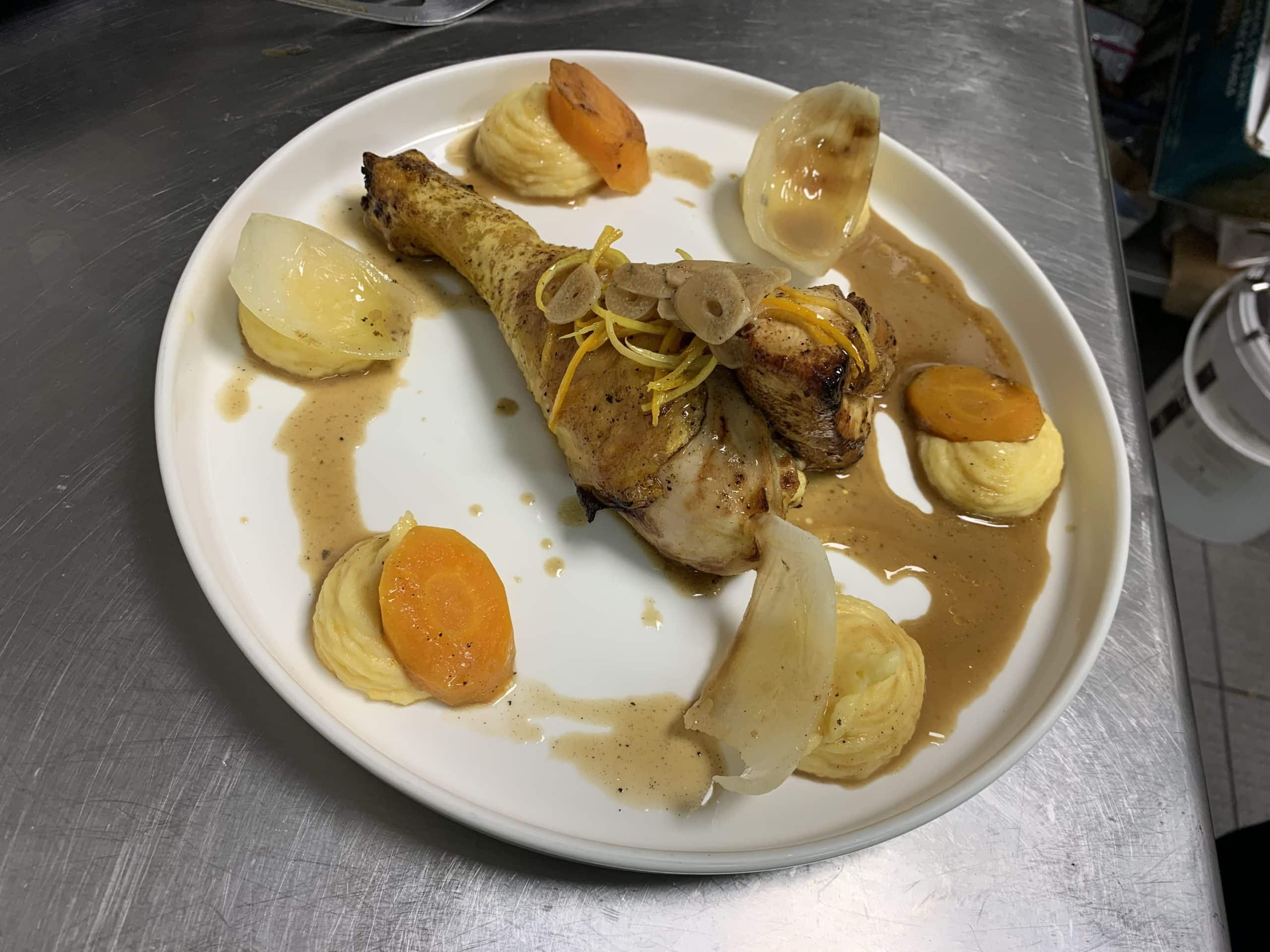 Chapon aux agrumes, purée de légumes oubliés