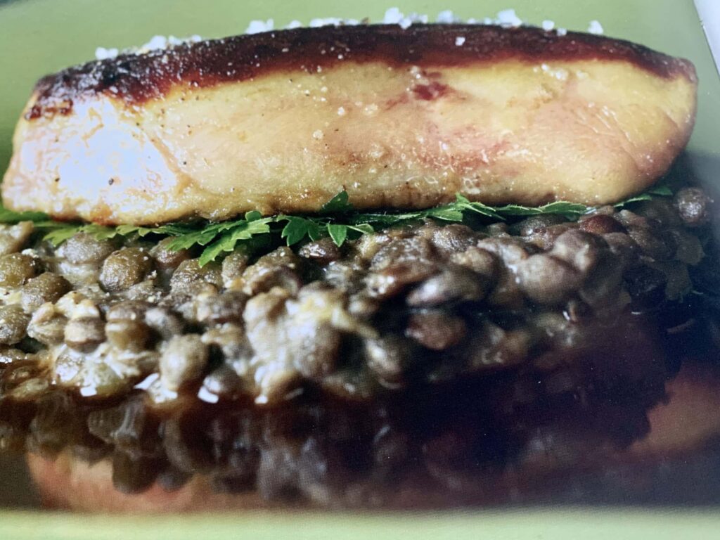 Escalope de foie gras poêlé, lentilles du Puy cuites et sauce balsamique
