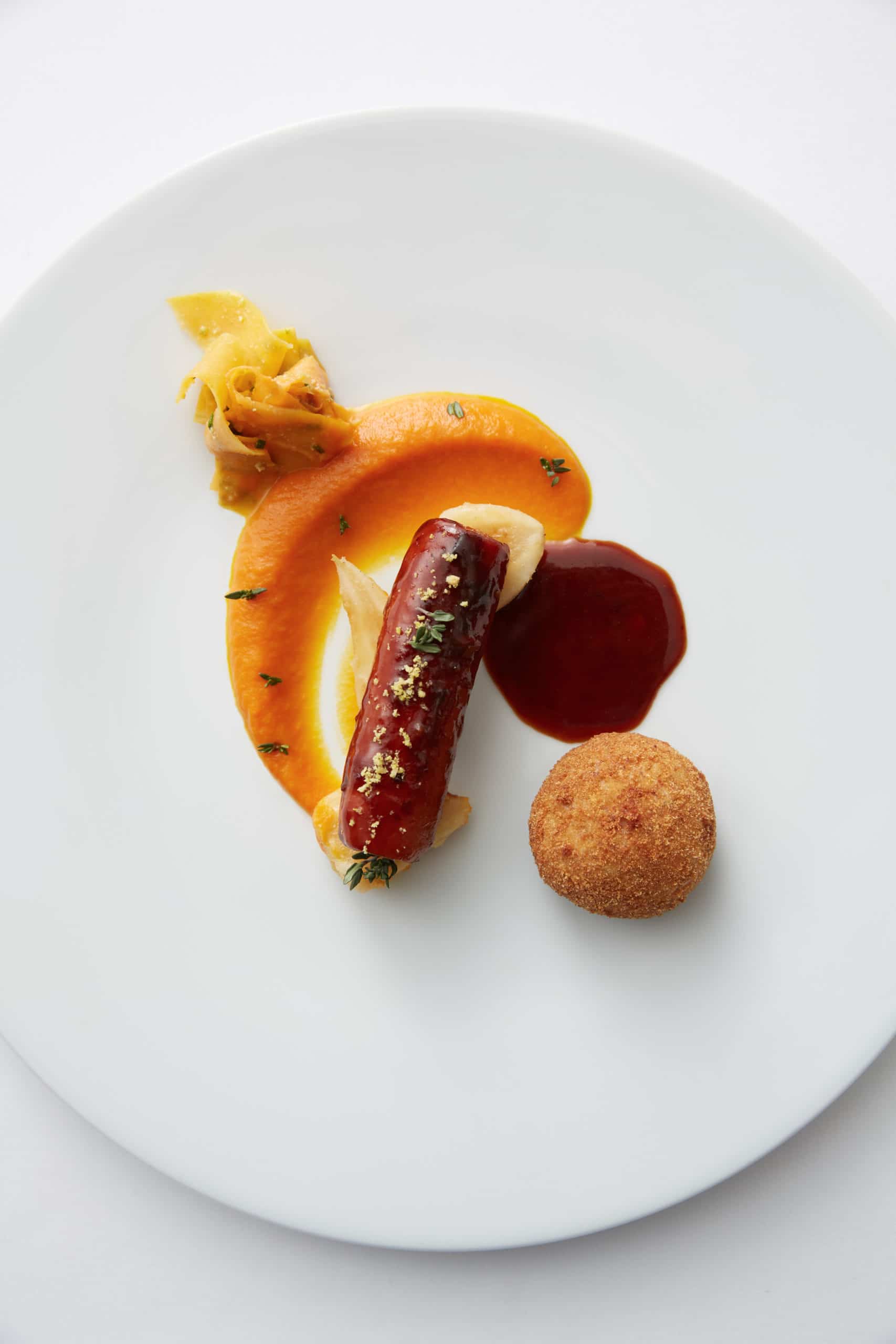 Faisan en deux façons, filets en ballotine, cuisses en croquant, crémeux de butternut au cumin, cerfeuil tubéreux, jus court de la carcasse