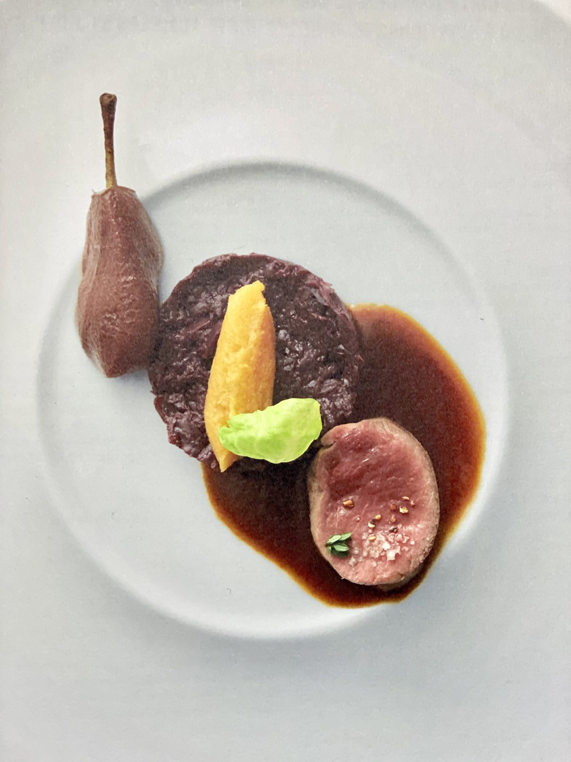 Noisette de dos de chevreuil cuit rosé, sauce grand veneur, choux rouge confit, poires au trousseau, Spätzli et pommes de terre douces
