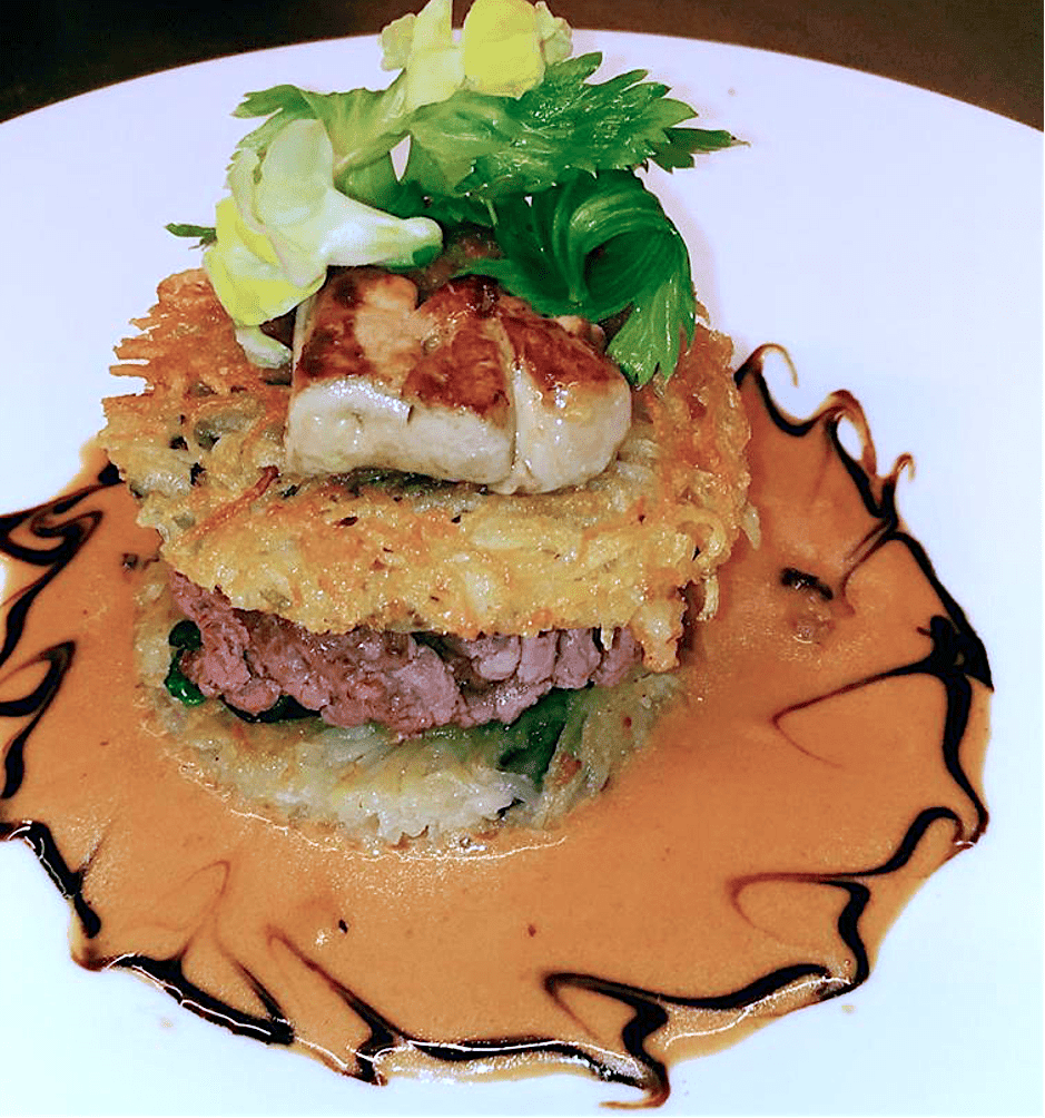 Hamburger de steack de canard en croustille de pommes de terre, foie gras de canard et roquefort, jus de poivre long