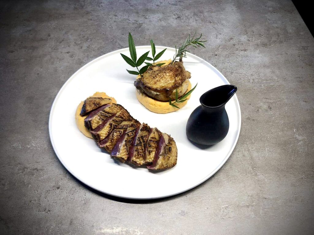 Filets de cannette marinés, au romarin et orange puis grillés, cuisses braisées au four et mousseline de patates douces à la vanille, sauce au miel orange