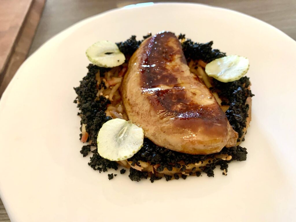 Escalope de foie gras de canard, déglacée au saké japonais et poêlée de pommes Fuji