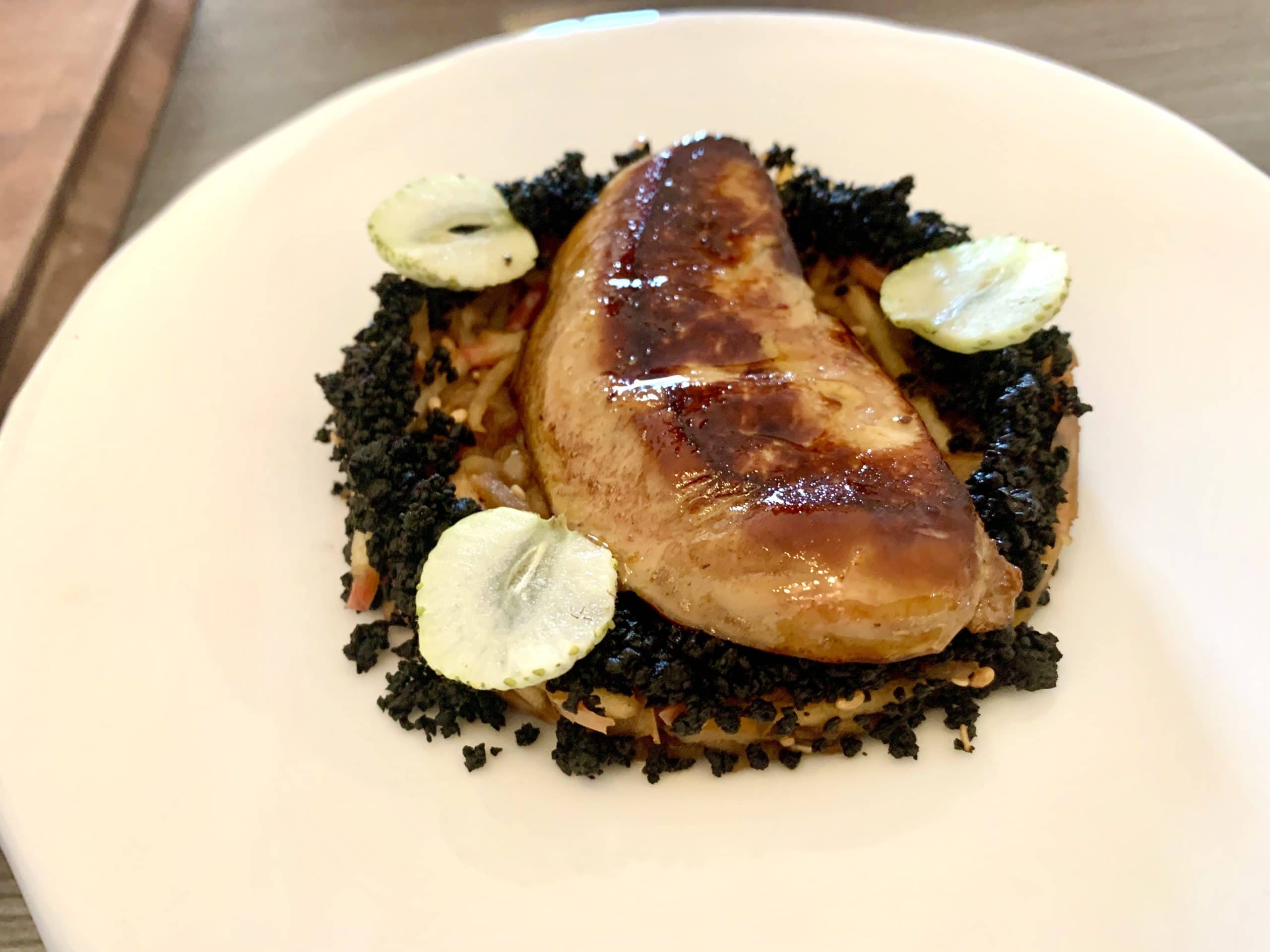 Escalope de foie gras de canard, déglacée au saké japonais et poêlée de pommes Fuji