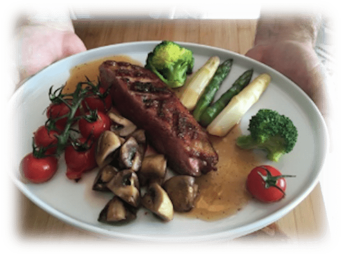 Magret de canard mariné à la sauce d’huîtres et laqué au miel d’acacias et ses légumes croquants