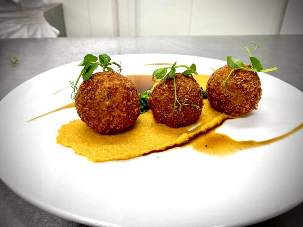 Cromesquis de dinde aux échalotes confites, mousseline de carottes et jus de carcasse