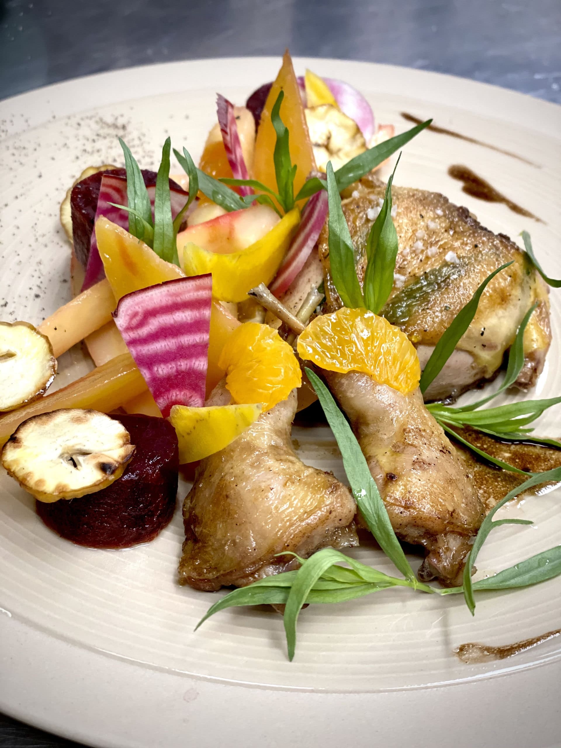 Cailles rôties à l’estragon, betteraves aux châtaignes et marmelade de clémentines