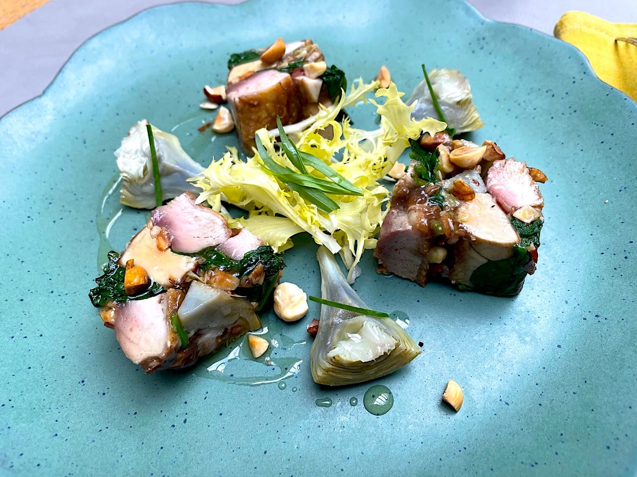 Pressé de cailles des Vosges, foie gras et artichauts à l’huile de noisette