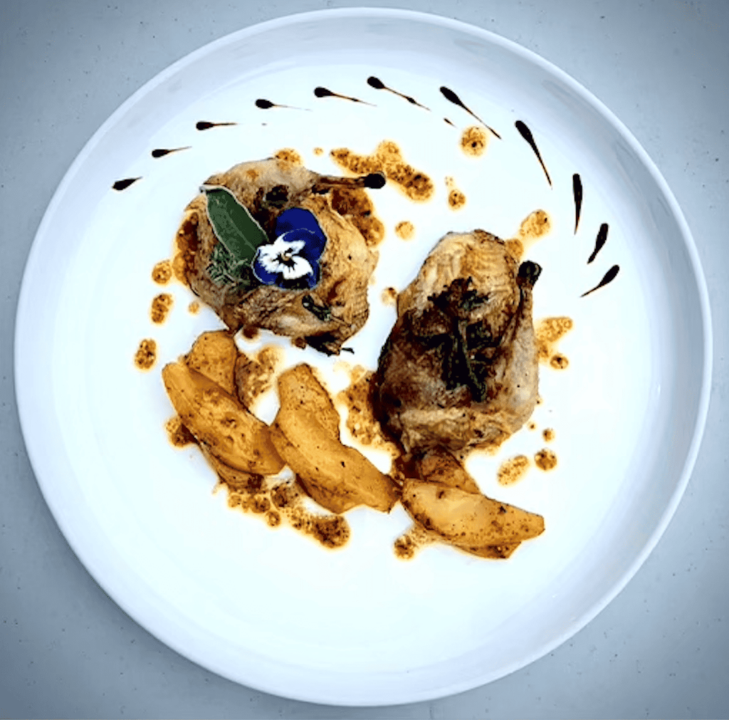 Cailles des Vosges rôties aux chanterelles, poires fondantes et piment d’Espelette