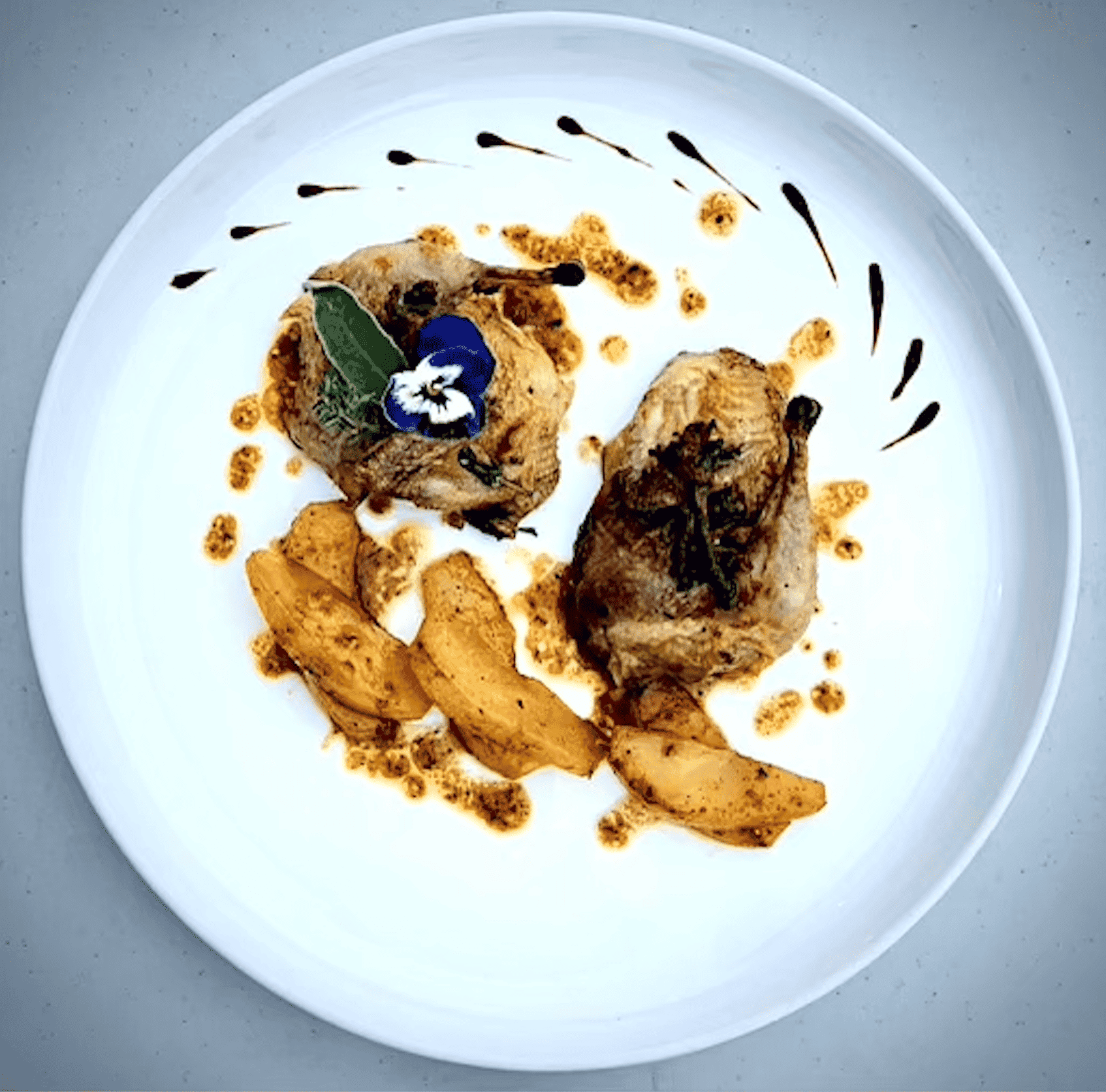 Cailles des Vosges rôties aux chanterelles, poires fondantes et piment d’Espelette