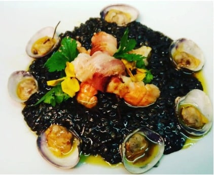 Langoustines roulées au lard du Lévezou, petit épeautre à l’encre de seiche et palourdes