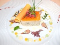 Mille-feuille d’araignée de mer, passion, pommes granny smith et cigarettes au safran, fumet de crevettes grises