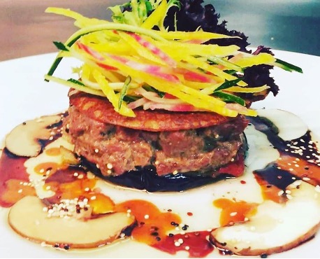 Tartare de filets de biche de l’Aveyron aux croquants de légumes et vinaigrette de noisettes