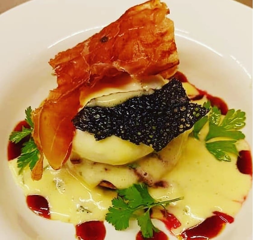 Oeuf de poulette façon Bénédicte sur un blinis au frisson de lard séché