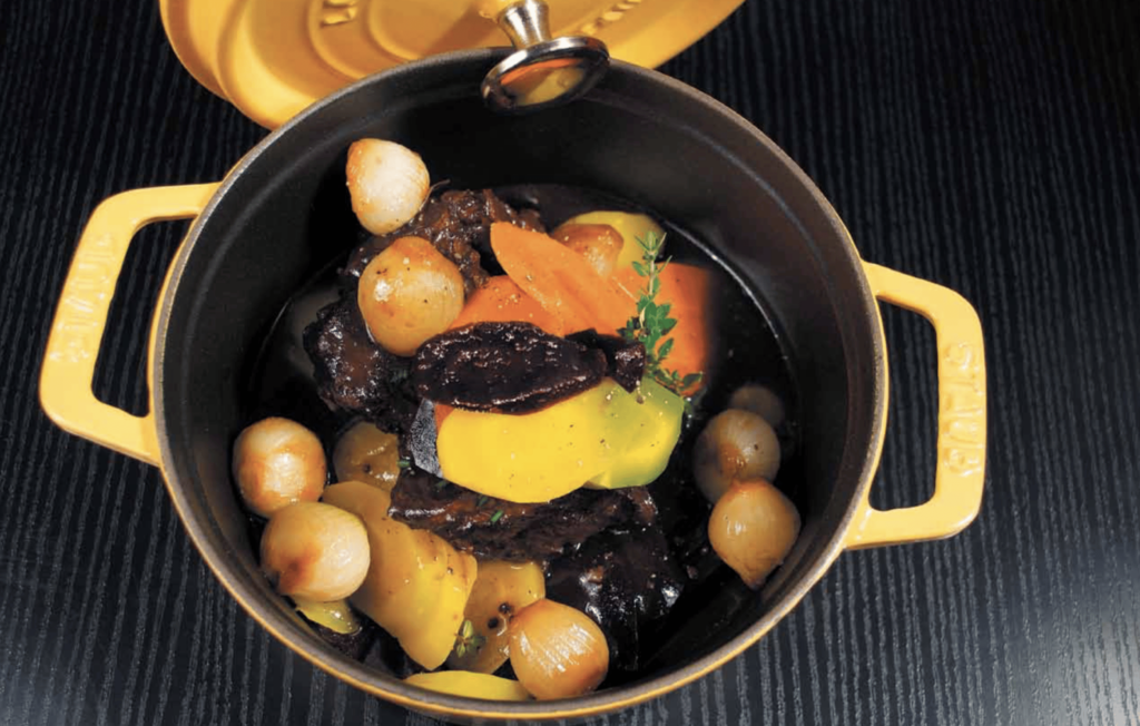 Épaule de chevreuil au vin de Bourgogne en cocotte, carottes et oignons