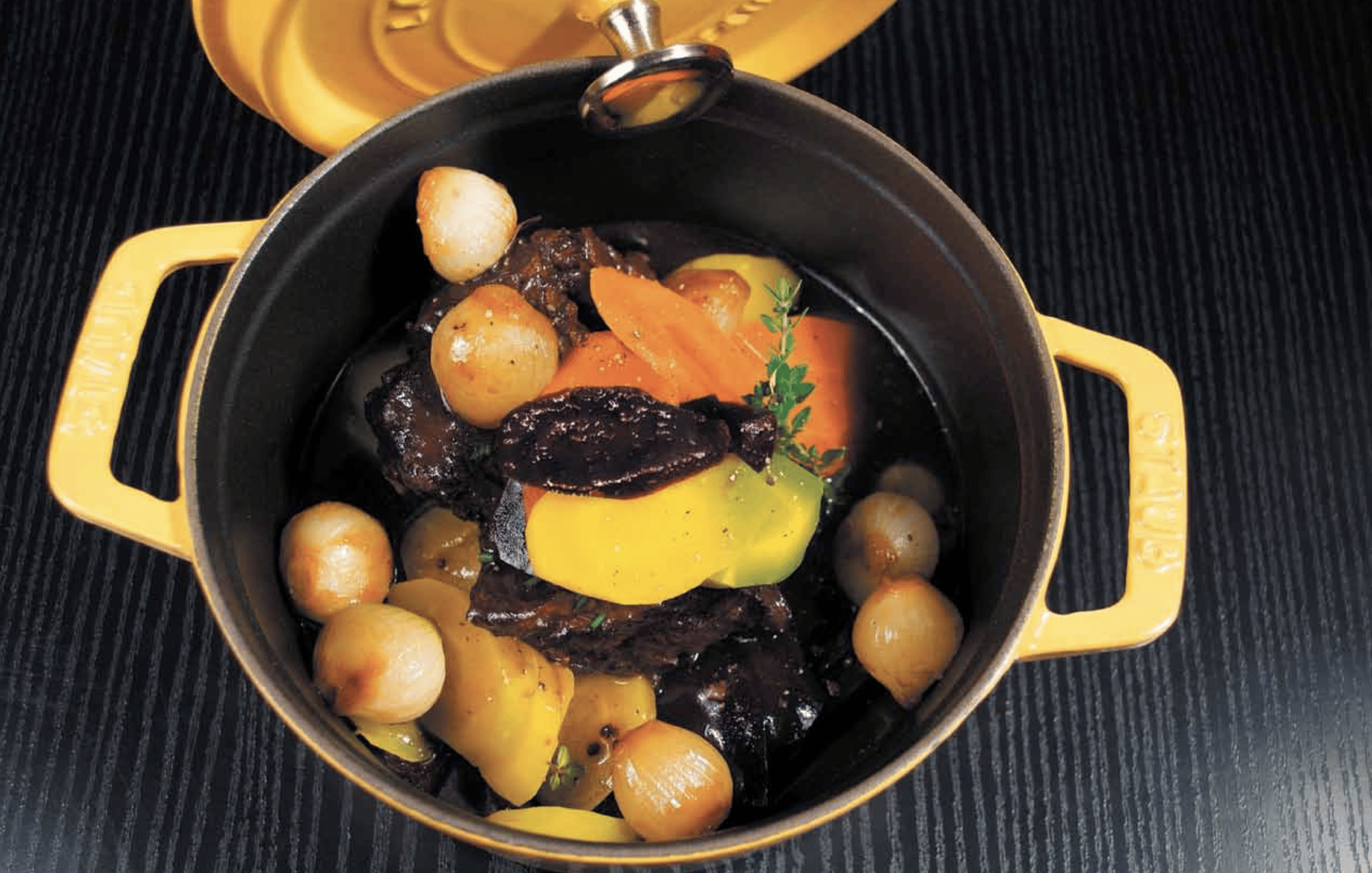 Épaule de chevreuil au vin de Bourgogne en cocotte, carottes et oignons